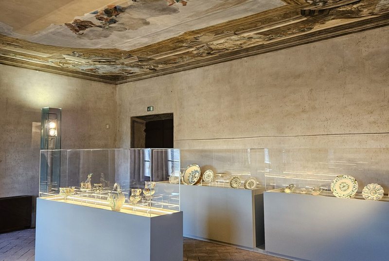 Allestimento museografico delle ceramiche Chigiane, Palazzo Chigi Zondadari a San Quirico d’Orcia