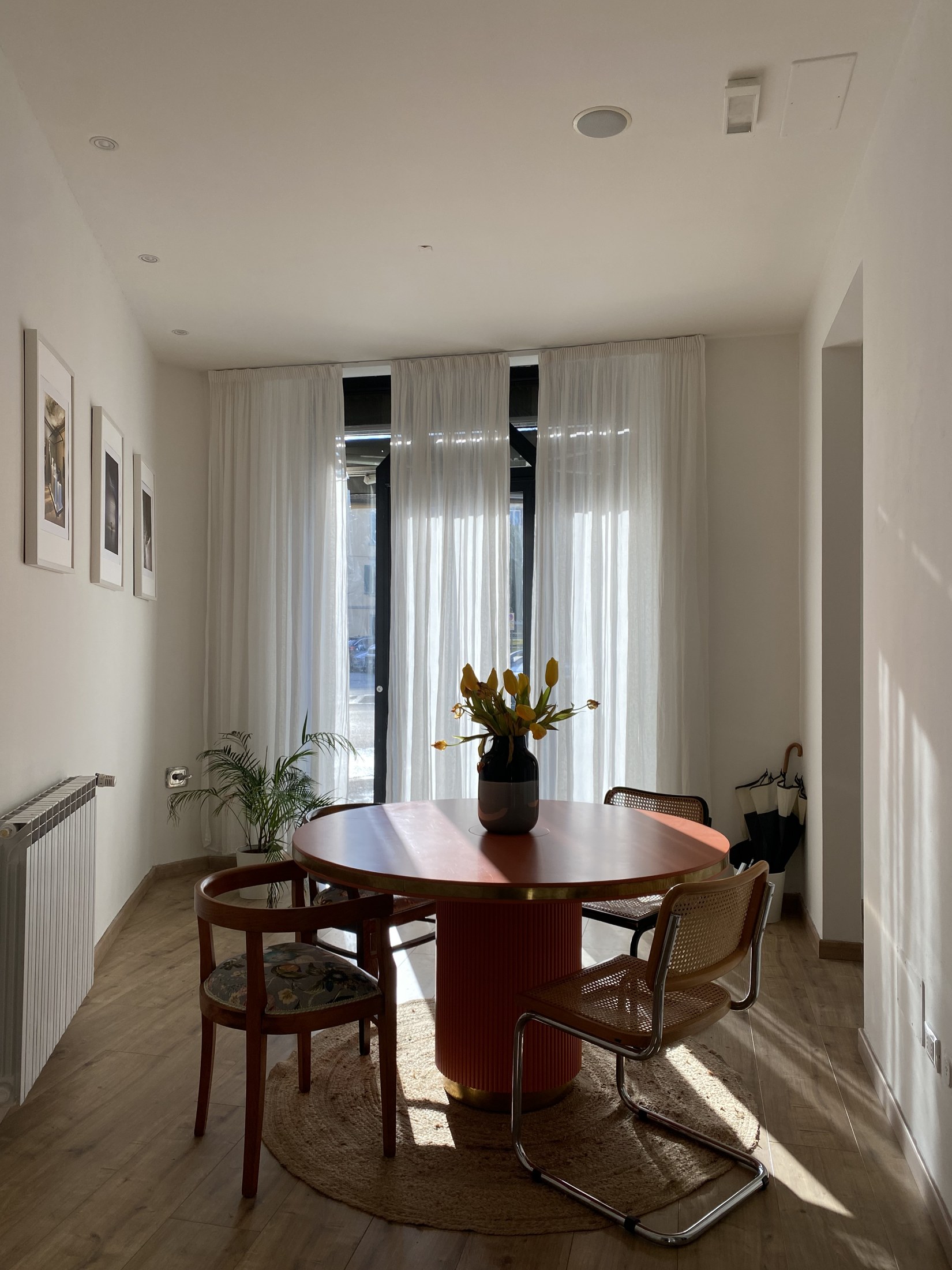 Studio MVSA: tavolo rotondo, sedute e luce naturale
